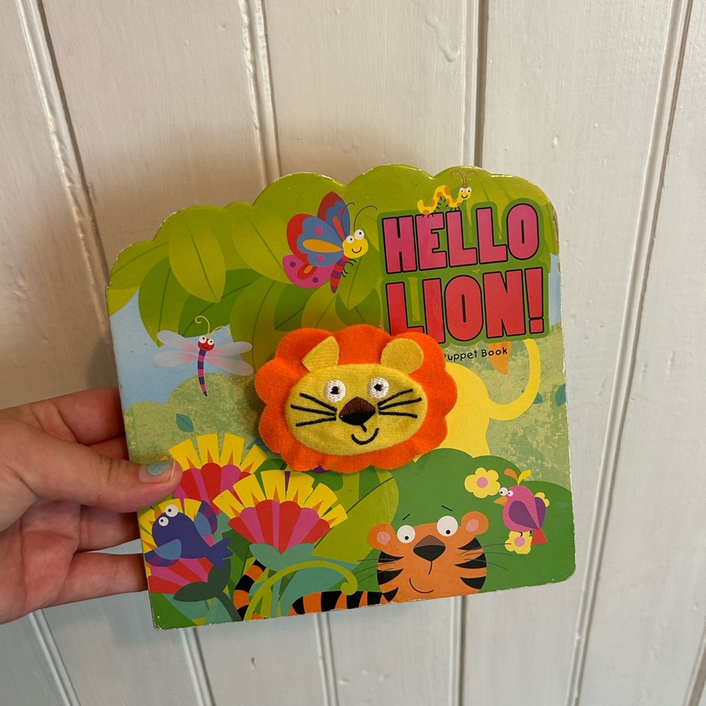 (3/$20) Hello Lion Puppet Book
